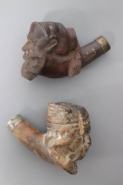 DEUX FOYERS DE PIPES en bois sculpté représentant...