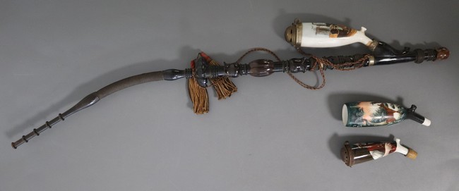 TROIX FOYERS DE PIPE en porcelaine émaillée...