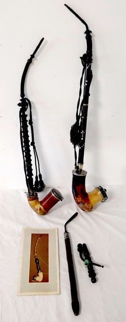 DEUX PIPES en écume à couvercle en argent...