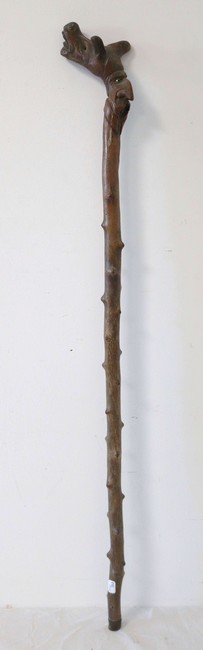 CANNE monoxyle en bois à poignée sculptée...