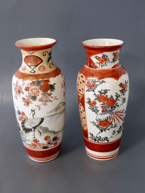 PAIRE DE VASES de forme balustre à décor...