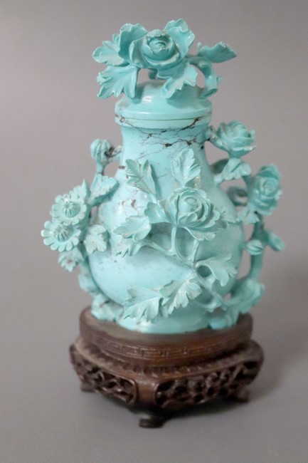VASE en turquoise de forme balustre couvert...