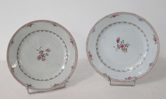 PAIRE D'ASSIETTES en porcelaine à décor de...