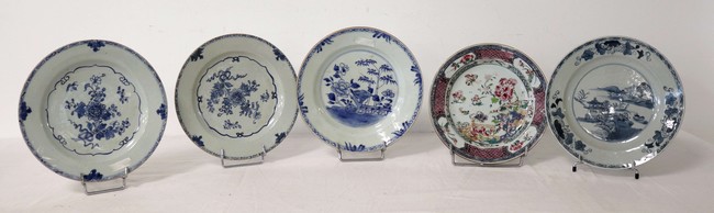 CINQ ASSIETTES en porcelaine à décor blanc...