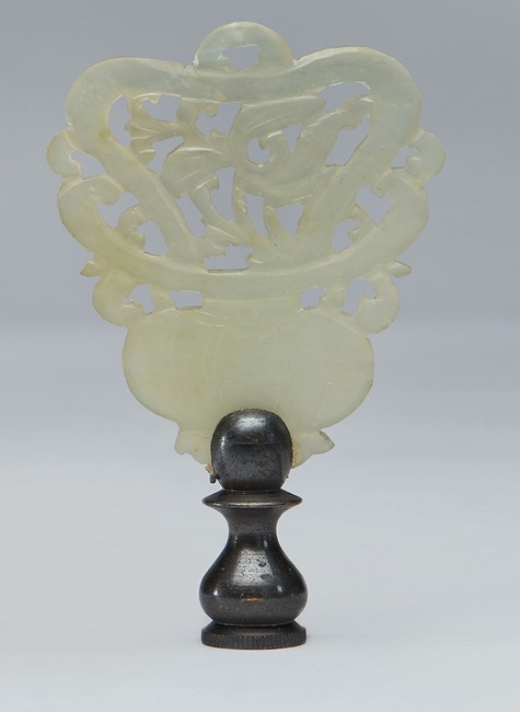MEDAILLON en jade sculpté à décor de vase...