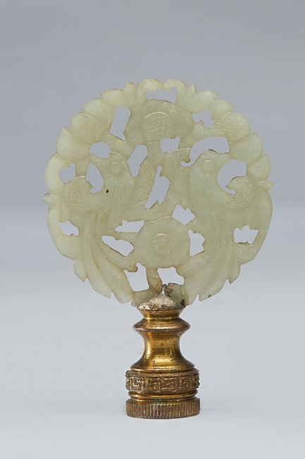MEDAILLON en jade sculpté à décor d'une rosace...