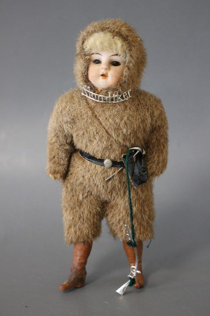 POUPEE type mignonette à tête en porcelaine,...