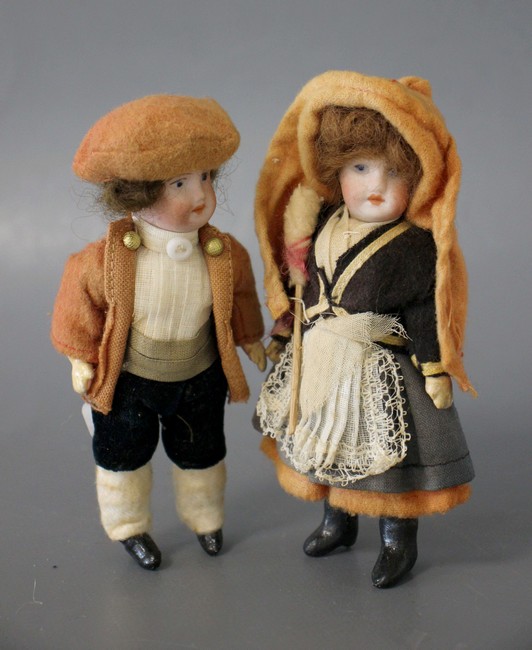 COUPLE DE POUPEES type mignonettes, têtes...