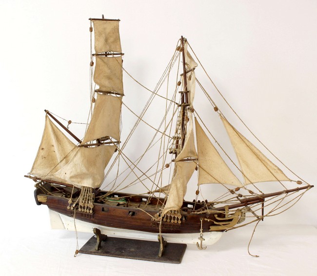 MAQUETTE DE VOILIER en bois à deux mâts et...