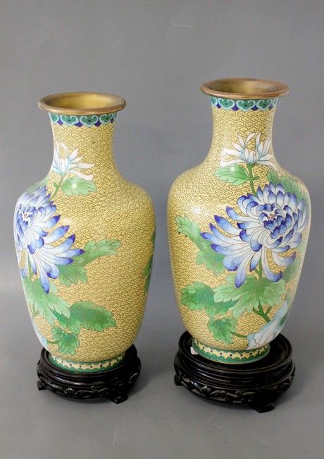PAIRE DE VASES de forme Zun, en émaux cloisonnés...