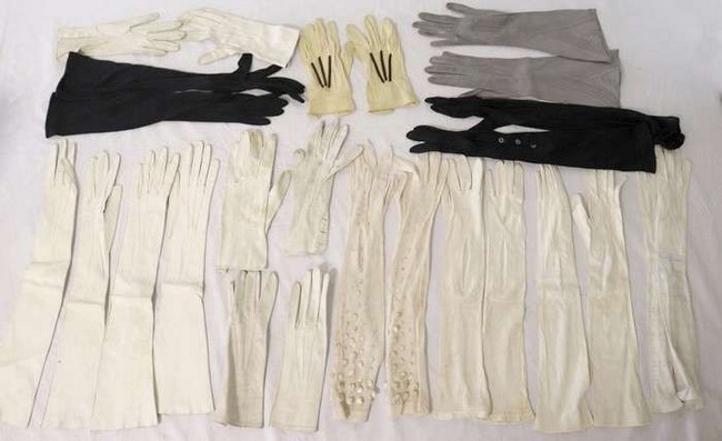 LOT DE 13 PAIRES DE GANTS, 5 en peau, 6 en...
