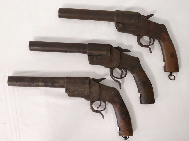 TROIS PISTOLETS Lance fusée allemand Heb...