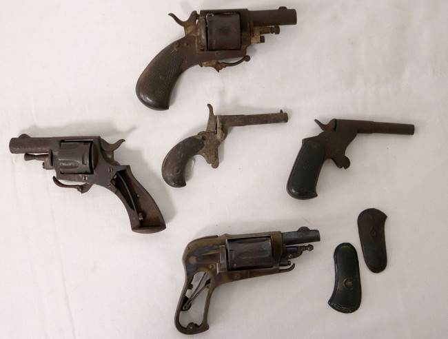 ENSEMBLE DE CINQ PISTOLETS ET REVOLVERS ...