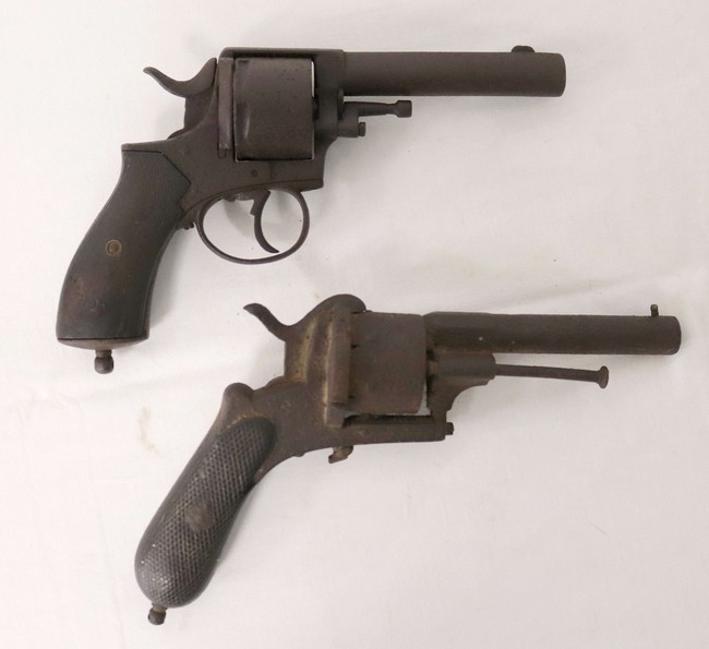 DEUX REVOLVERS :