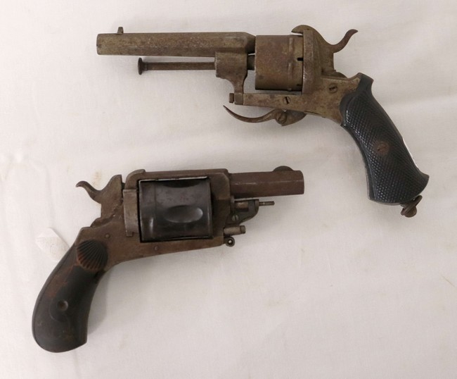 DEUX REVOLVERS :