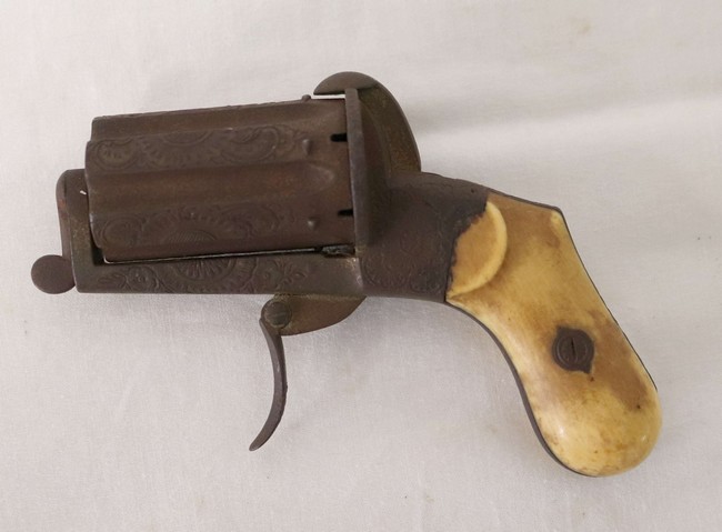 REVOLVER poivrière à broche.