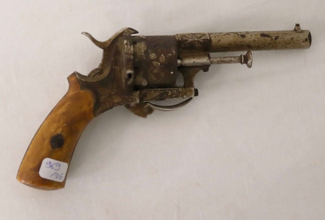 REVOLVER à broche.