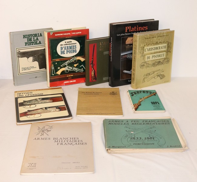 LOT DE LIVRES MILITARIA comprenant 10 volumes...