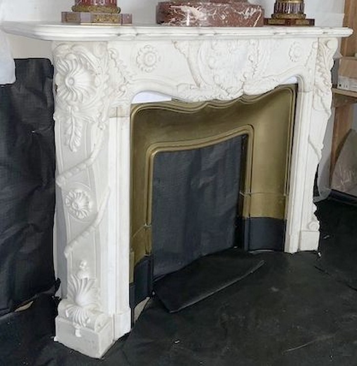 GRANDE CHEMINÉE en marbre blanc richement...