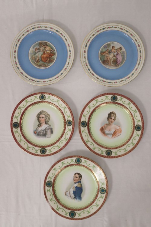 TROIS ASSIETTES en porcelaine émaillées polychromes...