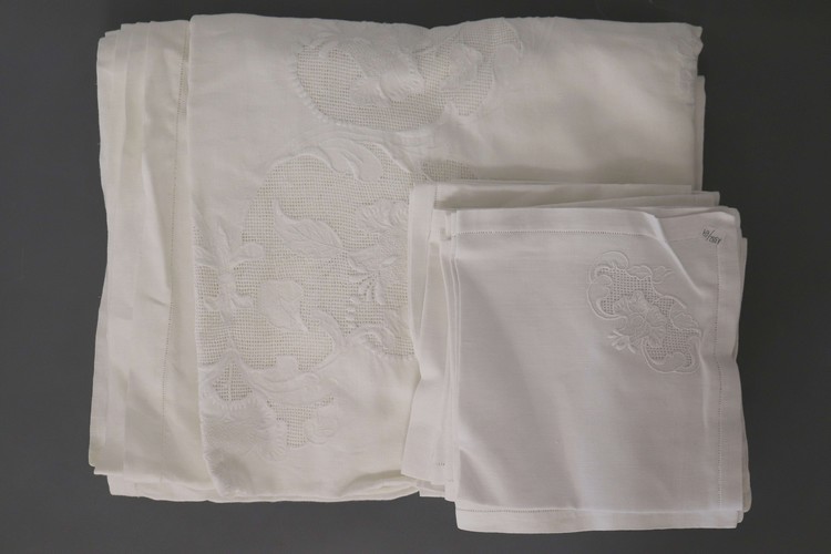 NAPPE en lin et coton brodé de fleurs et...