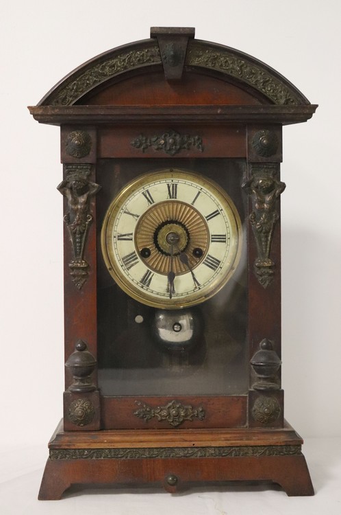 PENDULE portique en acajou et placage d'acajou,...