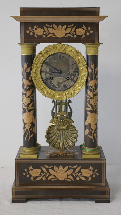PENDULE PORTIQUE en placage d’amarante et...