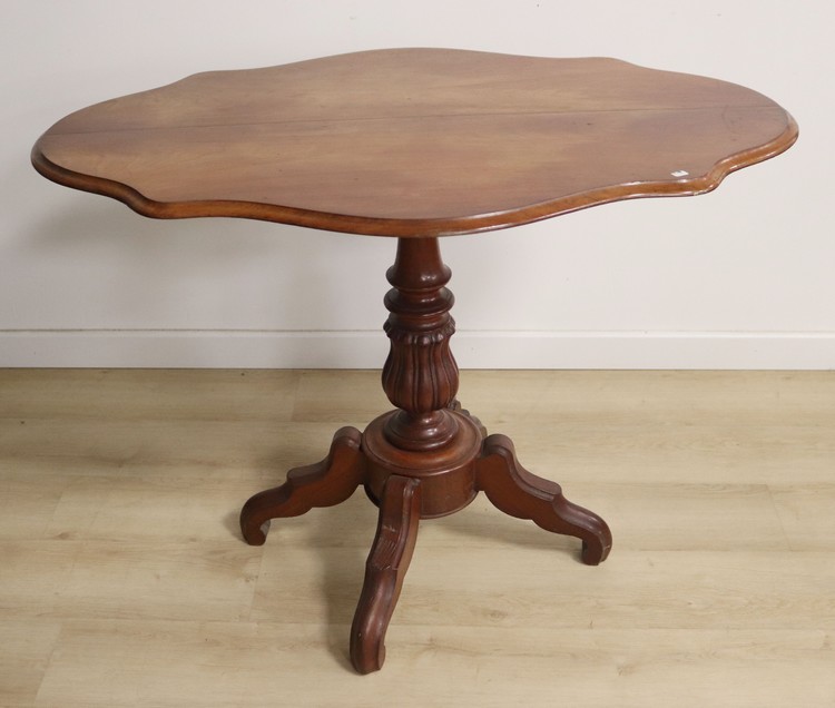 TABLE GUÉRIDON en acajou et placage d’acajou...