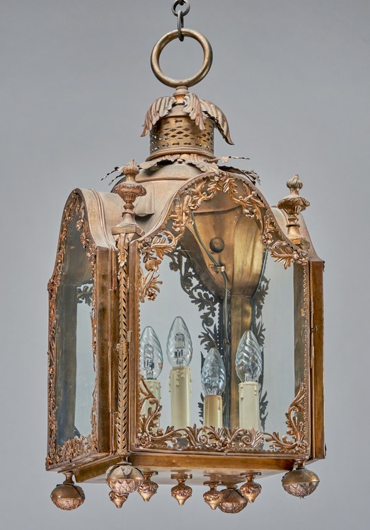 LANTERNE carrée en bronze et laiton, à quatre...