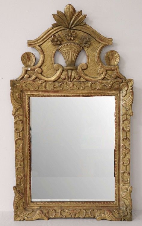 MIROIR rectangulaire dans un cadre en bois...