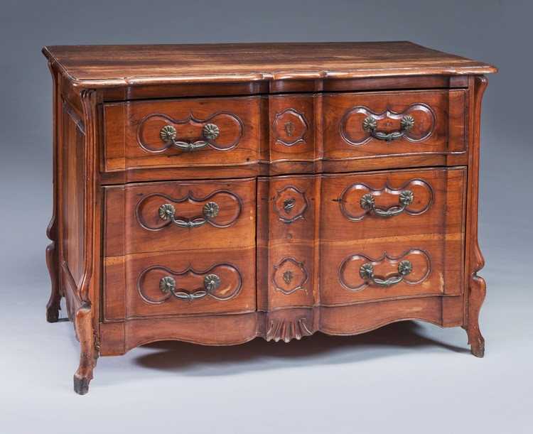 COMMODE de forme Mazarine, en noyer mouluré...
