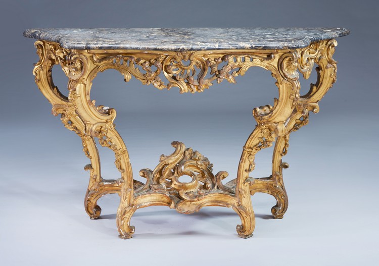 CONSOLE en bois sculpté et doré à décor de...