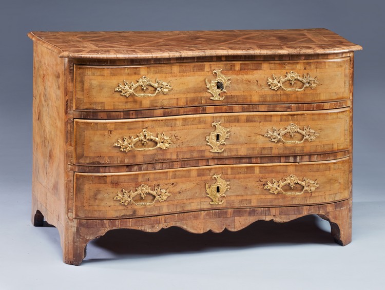 COMMODE  en bois de placage, à façade galbée...