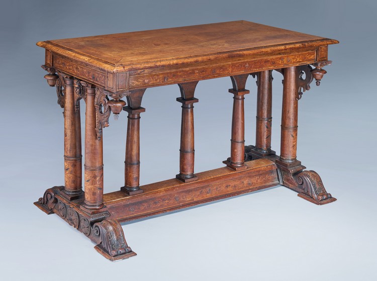 TABLE rectangulaire en noyer à décor en intarsia...