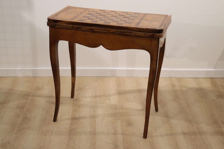 TABLE A JEUX rectangulaire en marqueterie,...