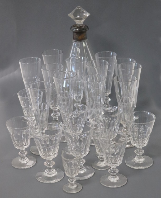ENSEMBLE DE VERRES à pied, en cristal taillé...