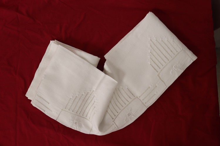 NAPPE et DOUZE SERVIETTES de table en coton...