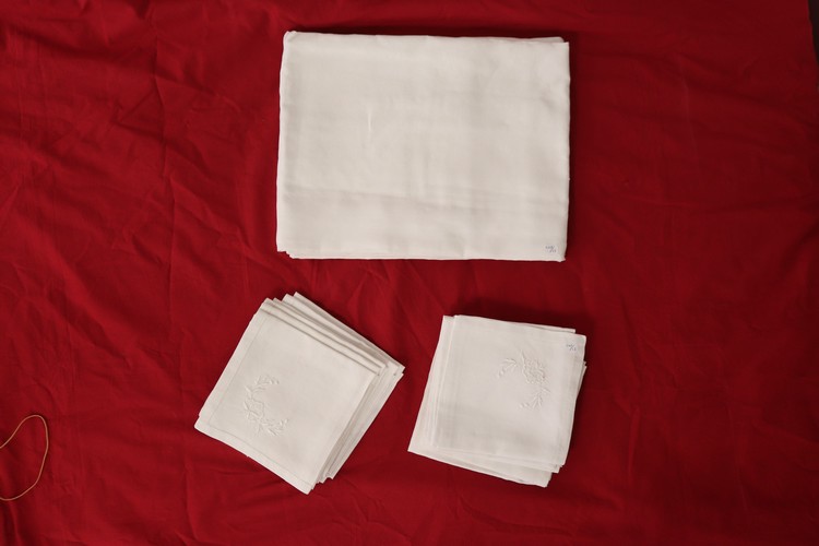 NAPPE et DOUZE SERVIETTES de table en coton...