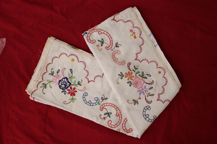 NAPPE probablement en lin, brodé polychrome...