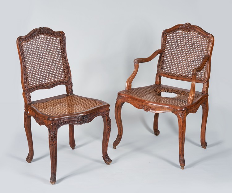 CHAISE CANNEE à dossier plat, violoné en...