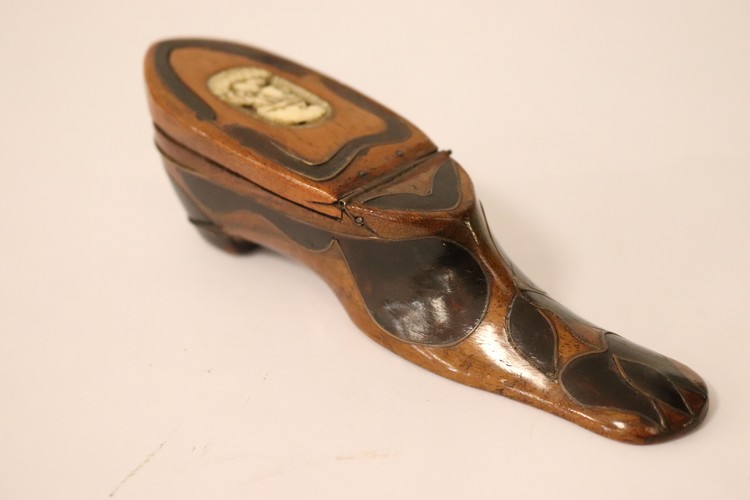 TABATIERE en forme de soulier, en bois naturel...