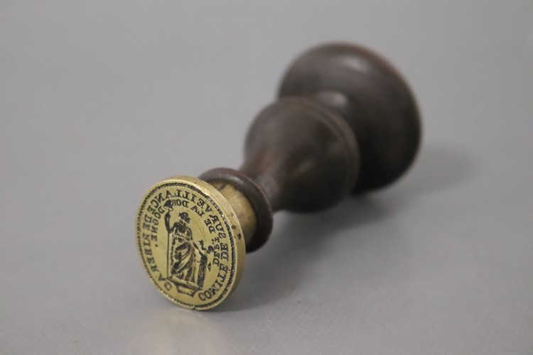 CACHET en bronze et prise en bois, pour le...