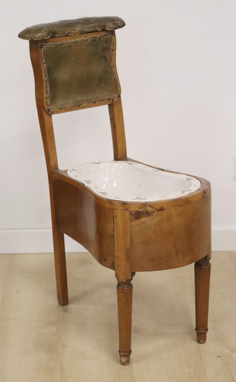 CHAISE D'AISANCE à dossier en ponteuse découvrant...