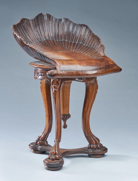 CHAISE A MUSIQUE en chêne mouluré et sculpté,...