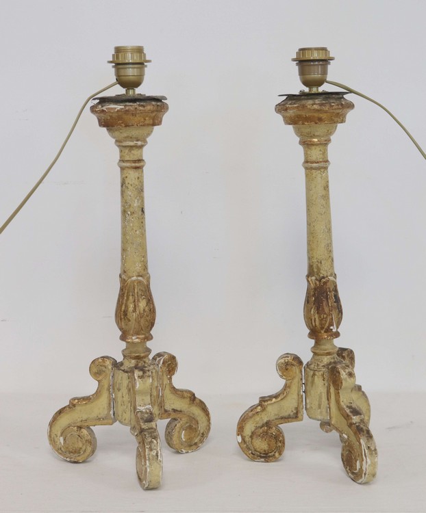 PAIRE DE FLAMBEAUX en bois sculpté laqué...