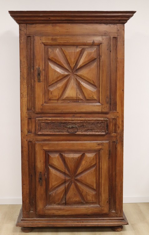HOMME DEBOUT en chêne à deux portes en pointes...