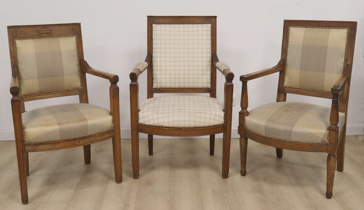 TROIS FAUTEUILS en hêtre de modèle proche,...