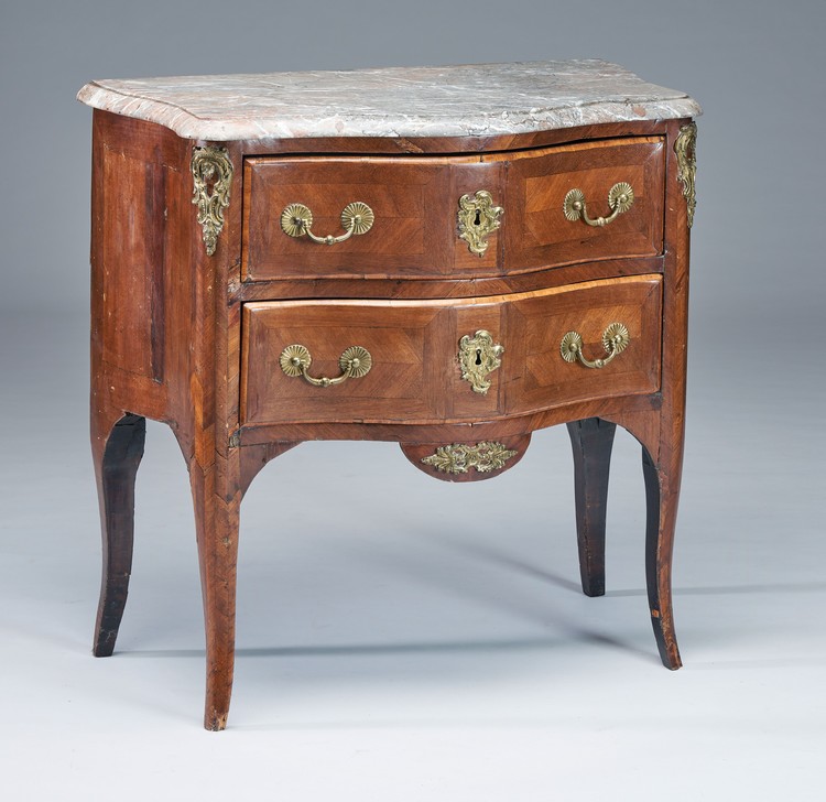 PETITE COMMODE à façade et côtés galbés en...