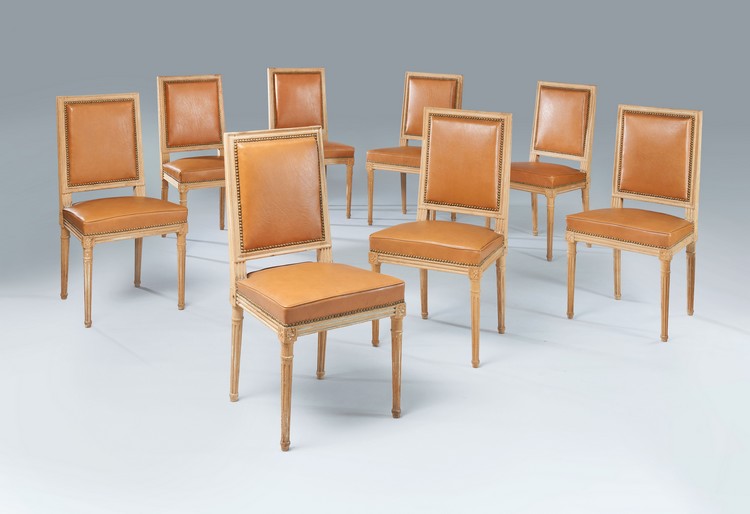 SUITE DE HUIT CHAISES à dossier plat en hêtre...