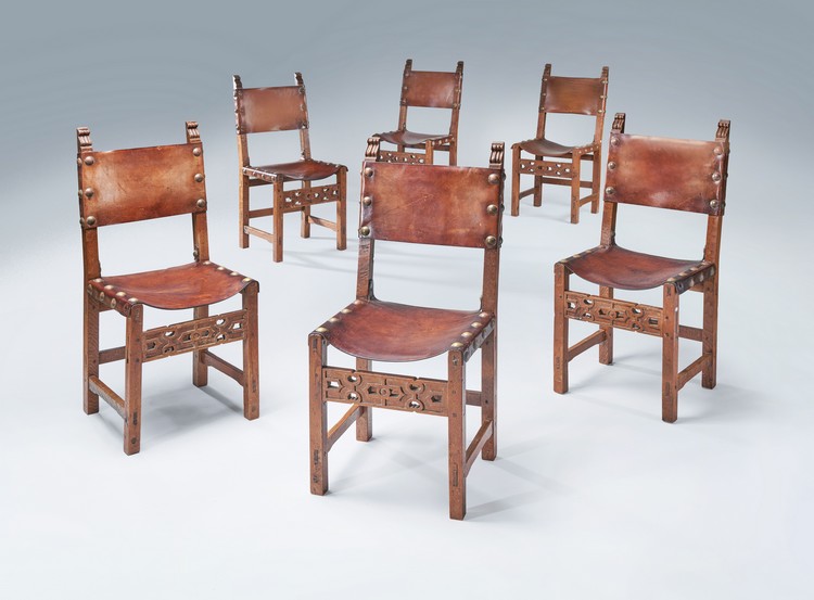 SUITE DE SIX CHAISES en chêne, à dossier...